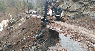 Yahyalı’da sağanak yağış yolda hasara neden oldu