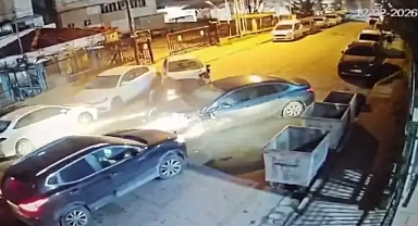 Zincirleme kazada 1 kişi yaralandı : Kaza, iş yerinin güvenlik kamerasına yansıdı.