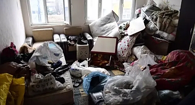 4 kamyon dolusu çöp ve atık çıkarılan ev temizlenip, dezenfekte edildi.