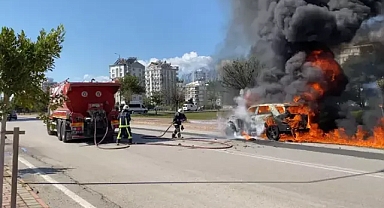 Alev alan otomobilindeki kedisini son anda kurtardı