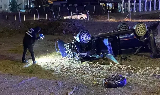 Ankara'da otomobil, bariyerlere ve direğe çarpıp takla attı: 1 ölü