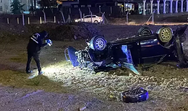 Ankara'da otomobil, bariyerlere ve direğe çarpıp takla attı: 1 ölü