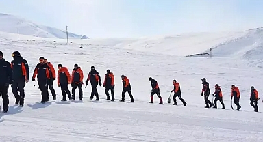 Arama kurtarma teknisyenlerine 'life beep' cihazıyla arama-kurtarma eğitimi