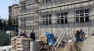 Depremde hasar gördüğü için yıkılan okulların yerine yeni binalar yükseliyor