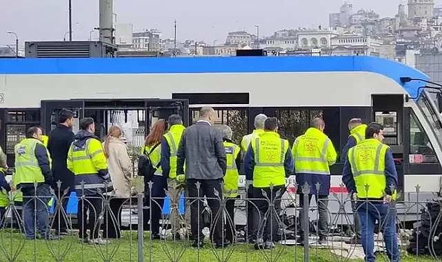 Eminönü'nde seyir halindeki tramvay raydan çıktı