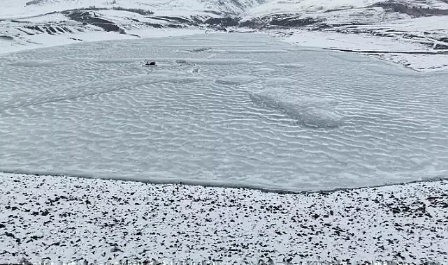 Erzurum Barajı buza döndü; çatılar da sarkıtlar oluştu