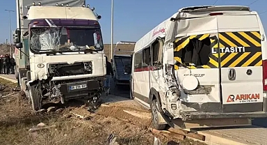 Eskişehir'de TIR, 4 araca çarptı; 12 yaralı