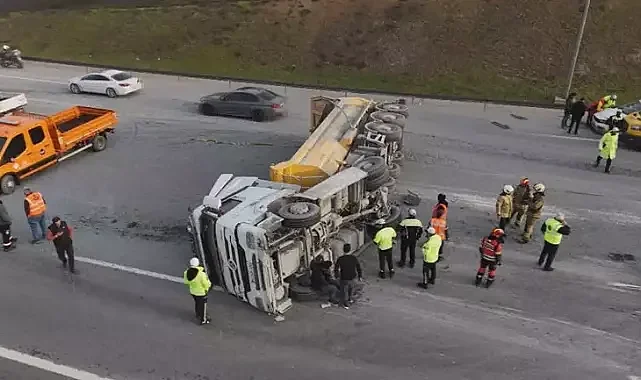 Eyüpsultan TEM Otoyolu'nda hafriyat kamyonu devrildi; yoğun trafik oluştu