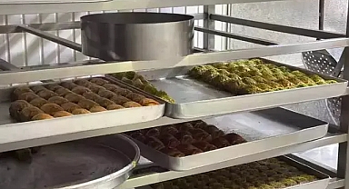 İftar sofralarının vazgeçilmezi baklava'nın yapılışı için 12 saat emek harcıyorlar