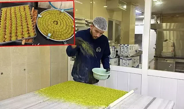 İftar sofralarının vazgeçilmezi baklava'nın yapılışı için 12 saat emek harcıyorlar