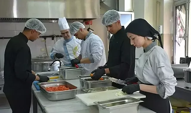 İzmir'de öğrencilerden; tarım işçilerine iftar desteği