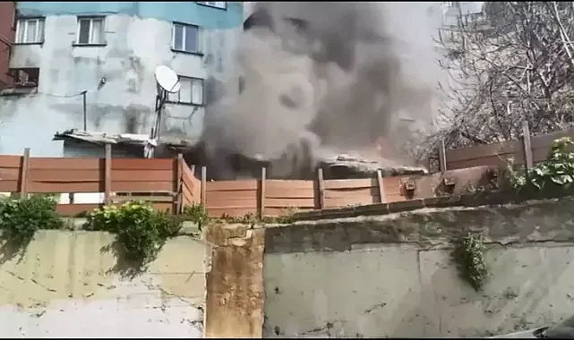 Kağıthane’de yangından son anda kurtulan kadın 'Evim gitti' diyerek ağladı