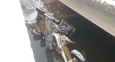 Kar küreme çalışması yapan iş makinası su kanalına düştü: 1 yaralı