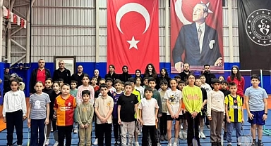 Kayseri’de 18 Mart’a özel badminton heyecanı başladı 