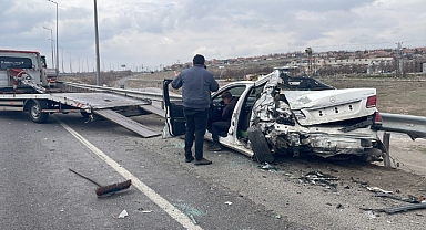 Kayseri’de TIR yol kenarında duran otomobile çarptı: 1 ağır yaralı