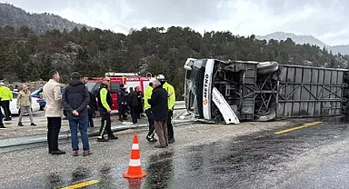 Konya-Antalya kara yolunda yolcu otobüsü devrildi; 2'si ağır 15 yaralı