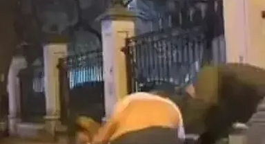  Madde bağımlısı sevgilisini sokak ortasında darbetti 