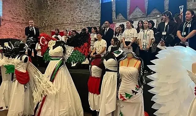 Meslek lisesi öğrencileri Filistin'i kumaşla anlattı