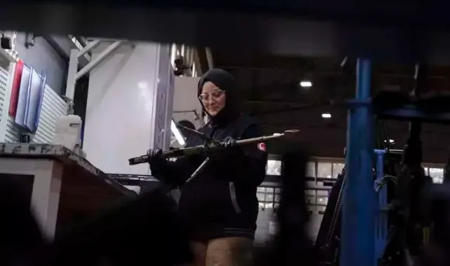 Mühendis Ümmügülsüm üretimi tamamlanan silahların testini yapıyor 