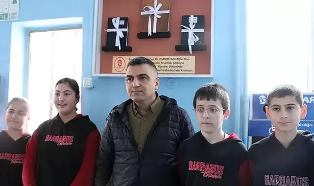 Okulda para toplayıp, 3 bakkalın veresiye defterini satın aldılar