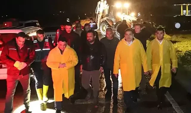 Şanlıurfa'da dere taştı; su altında kalan evdeki 10 kişilik aile kurtarıldı