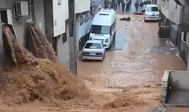 Şanlıurfa’da sağanak nedeniyle cadde ve sokaklar göle döndü