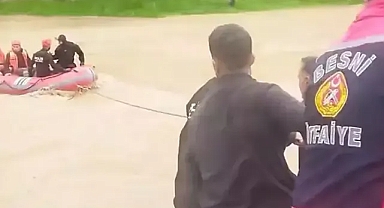 Sel suyuna kapılıp, mağaraya sığınan 4 çiftçi kurtarıldı