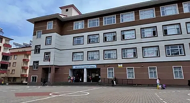 Sınıfta sıkılan kar spreyinden etkilenen 30 öğrenci hastaneye kaldırıldı