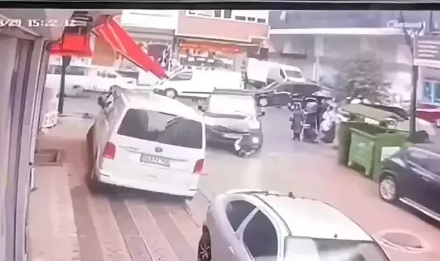 Sultangazi’de hafif ticari aracın çocuğa çarptığı anlar kamerada
