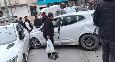 Sultangazi'de yol verme tartışmasında hafif ticari araç otomobile çarptı; kaza kamerada