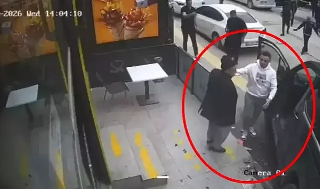 Sürücüsünün fren yerine gaza bastığı hafif ticari araç, 4 araca çarptı