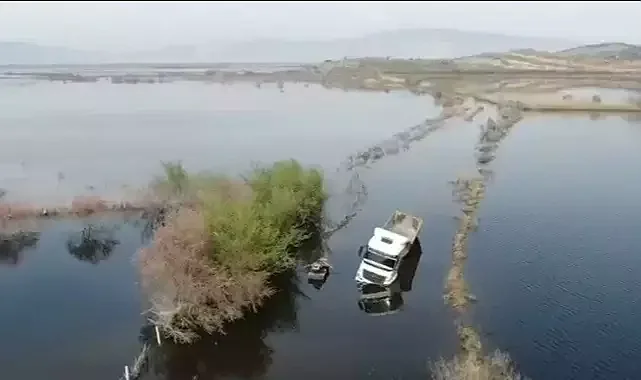 Suyla dolan yolda mahsur kalan TIR şoförü sandalla kurtarıldı