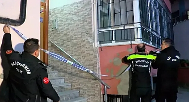 Tahliye edilen binanın yanında toprak kayması, o anlar kamerada