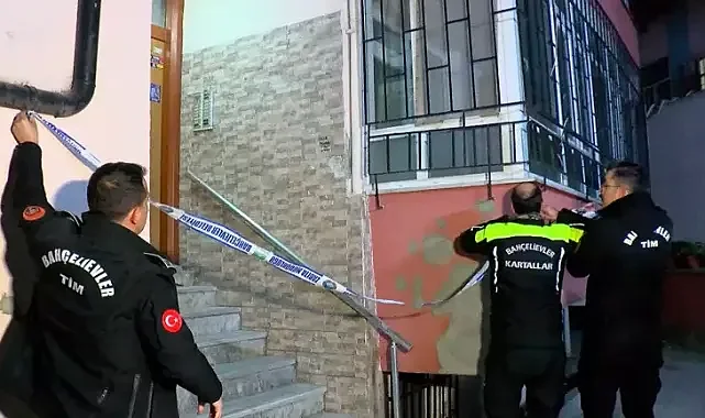 Tahliye edilen binanın yanında toprak kayması, o anlar kamerada