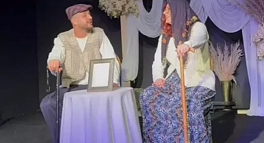 Tiyatro ile 40 yıl sonrasına ışınlandılar!