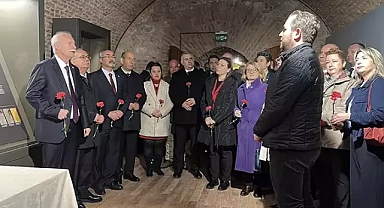 TÜ Senatosu'ndan Balkan Savaşları şehitlerine tabyada anma; kanlı sancağa karanfil bıraktılar