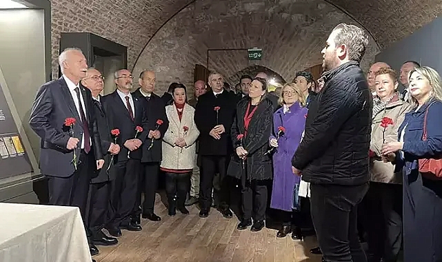 TÜ Senatosu'ndan Balkan Savaşları şehitlerine tabyada anma; kanlı sancağa karanfil bıraktılar