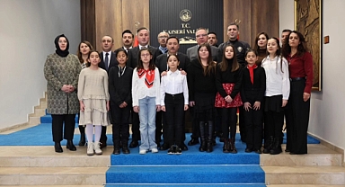 Vali Çiçek, İstiklal Marşı yarışmasının birincileriyle buluştu