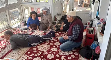 Yaşlı çift bedensel engelli çocuklarına, 52 yıldır özveriyle bakıyor