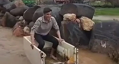 Yola dolan suda hurda buzdolabı kasasıyla ilerledi