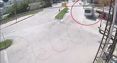 Alkollü sürücü kaldırıma çarparak durağı devirdi