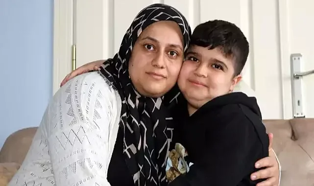 Ayaz yaşıtları gibi yürümek, koşmak ve okula gitmek istiyor