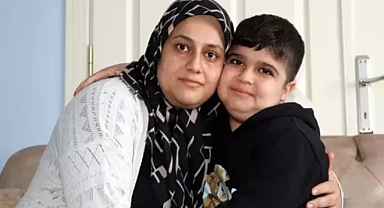 Ayaz yaşıtları gibi yürümek, koşmak ve okula gitmek istiyor