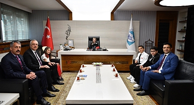 BÜYÜKŞEHİR’DE BAŞKANLIK KOLTUĞUNA MİNİK ZEYNEP OTURDU