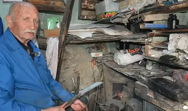 Çeliğe hayat veren usta, mesleğini yarım asırdır sürdürüyor