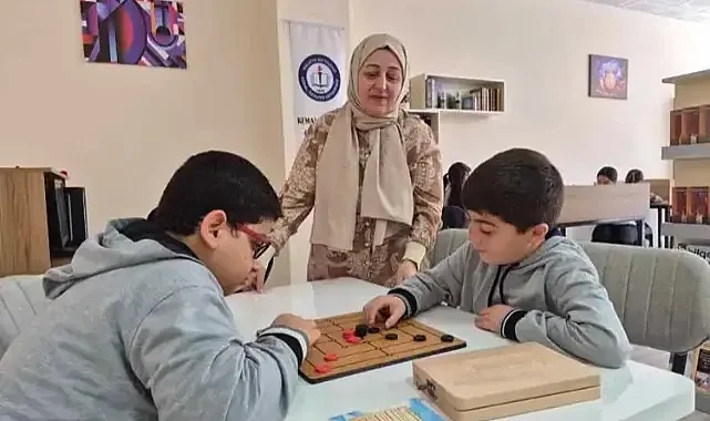 Depremde kaybettiği kızı ve damadının adını yaşatmak için okula kütüphane kurdu