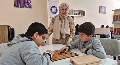 Depremde kaybettiği kızı ve damadının adını yaşatmak için okula kütüphane kurdu