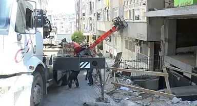 Devrilen iş makinesi 4 araçta ve binada hasara neden oldu