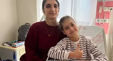 Diyaliz tedavisi gören Melek azmi sayesinde harfleri tanımanın mutluluğunu yaşıyor