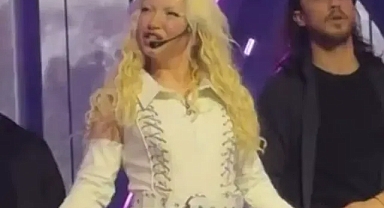 Ece Seçkin'in sahne tarzı hiç beğenilmedi!